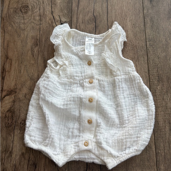 NewBorn Bundle - Zara, Colored Organics, H & M, Carters, Kendi - Picture 5 of 12